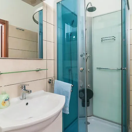 Holiday home Lovely In With Jacuzzi Pucisca