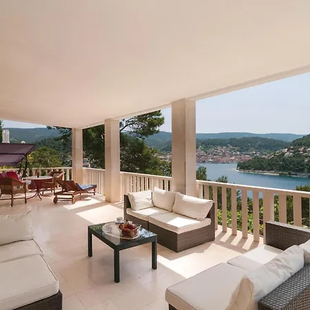 Lovely In With Jacuzzi Holiday home