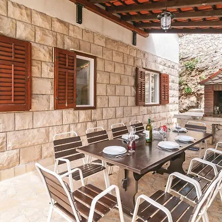 Lovely In With Jacuzzi Holiday home Pucisca