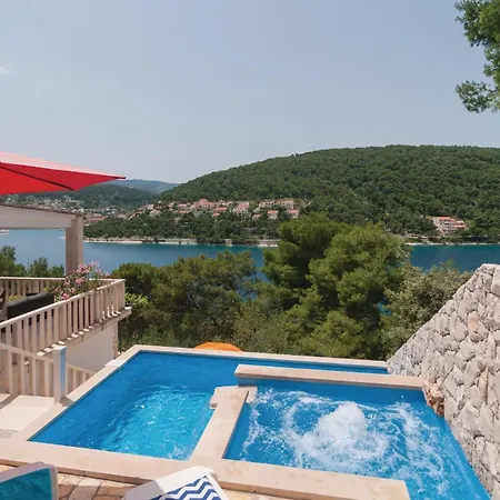 Holiday home Lovely In With Jacuzzi Pucisca